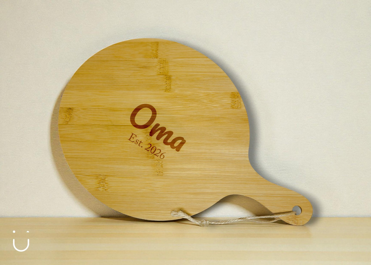 Serveerplank rond - "Oma est. 2026" - Deugeniet - Grootouders