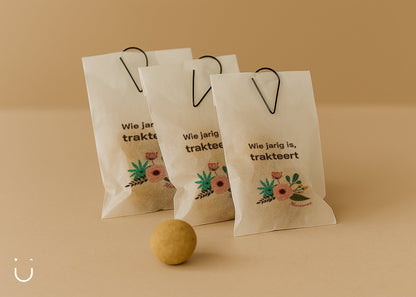 Traktatie zakje met Blossombs - Wie jarig is trakteert - Deugeniet - Traktatie met naam